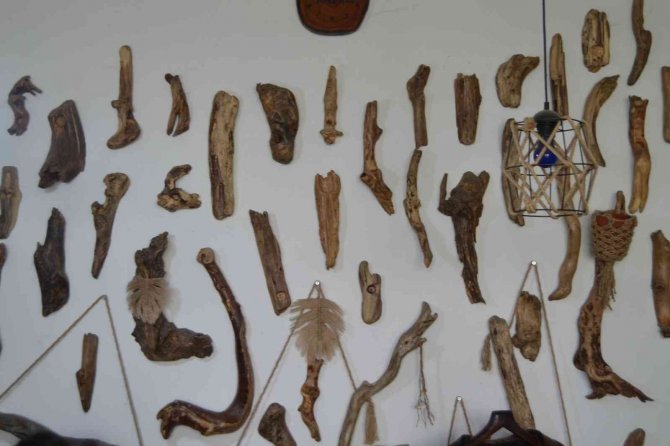 Deniz kenarından topladıkları atıklar, el emeği ürünlere dönüşüyor