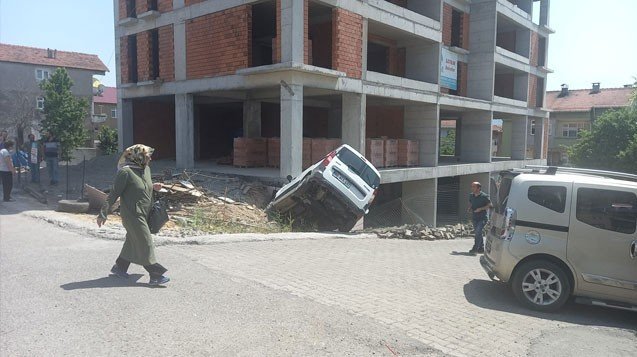 Direksiyon başında kalp krizi geçiren sürücü kaza yaptı