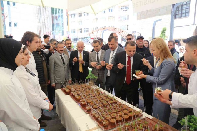 Eğitim gören yabancı uyruklu öğrenciler Türk yemeklerini çok sevdi