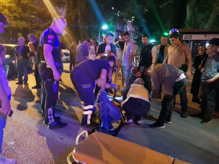 Engelli aracıyla yolun karşısına geçerken otomobil çarptı