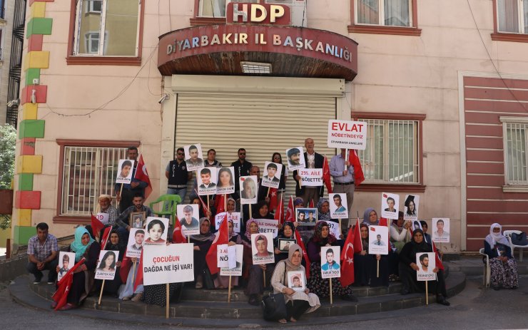 Evlat nöbetine 3 aile daha katıldı