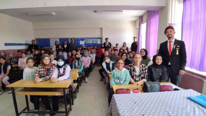 Gaziler, öğrencilere vatan sevgisini anlattı