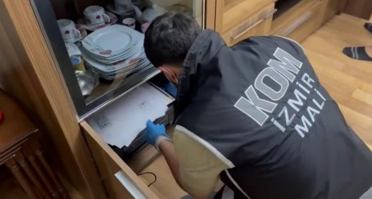 İzmir'de FETÖ operasyonu: 5 tutuklama