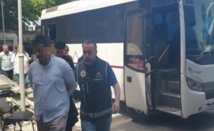 İzmir'de FETÖ operasyonu: 5 tutuklama