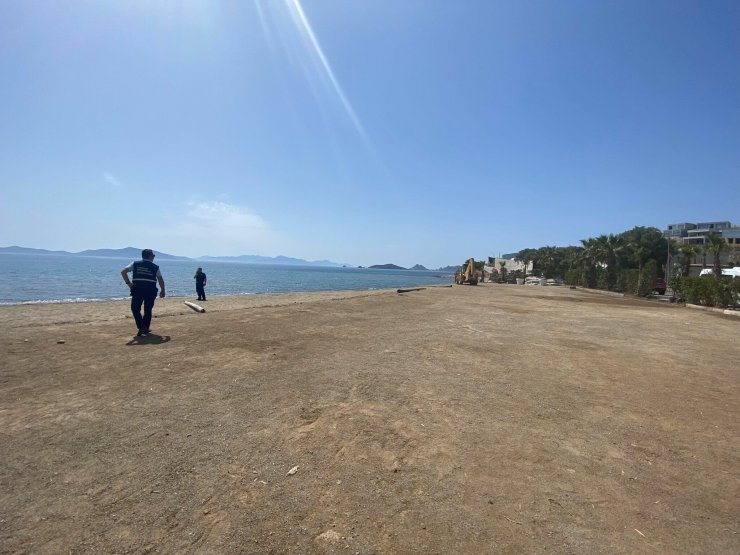 Kaçak yapılar yıkıldı, izinsiz dikilen palmiyeler söküldü