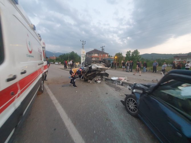Kontrolden çıkan otomobil karşı şeride geçti: 1’i ağır 2 yaralı