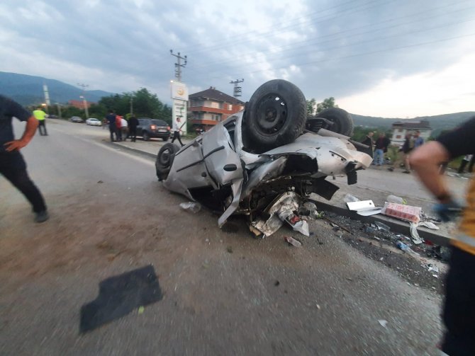 Kontrolden çıkan otomobil karşı şeride geçti: 1’i ağır 2 yaralı