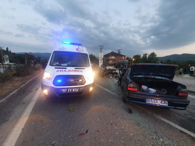 Kontrolden çıkan otomobil karşı şeride geçti: 1’i ağır 2 yaralı