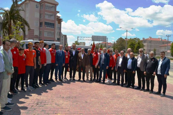 Kulu’da başarılı sporcular ödüllendirildi