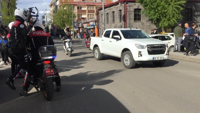 Liseli kızların kavgası kamerada