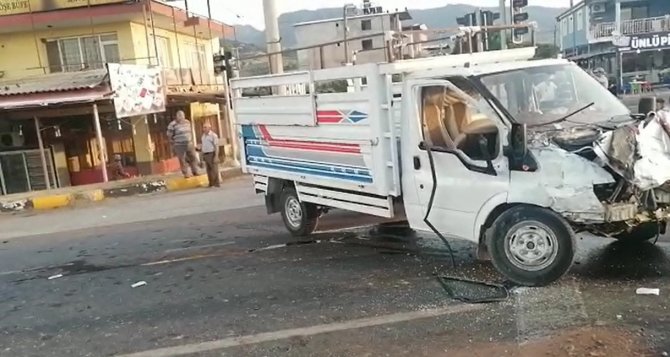 Minibüs ile kamyonet kavşakta çarpıştı: 4 yaralı