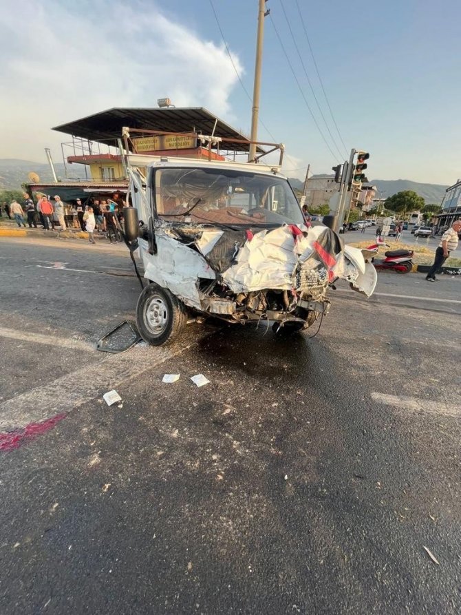 Minibüs ile kamyonet kavşakta çarpıştı: 4 yaralı