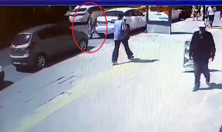 Otobüs, park halindeki otomobile çarpınca 5 araç çarpıştı: 1 yaralı