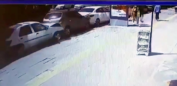 Otobüs, park halindeki otomobile çarpınca 5 araç çarpıştı: 1 yaralı