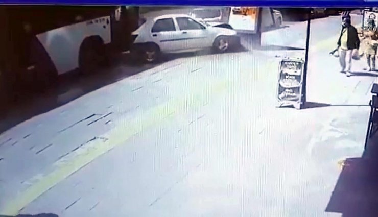 Otobüs, park halindeki otomobile çarpınca 5 araç çarpıştı: 1 yaralı