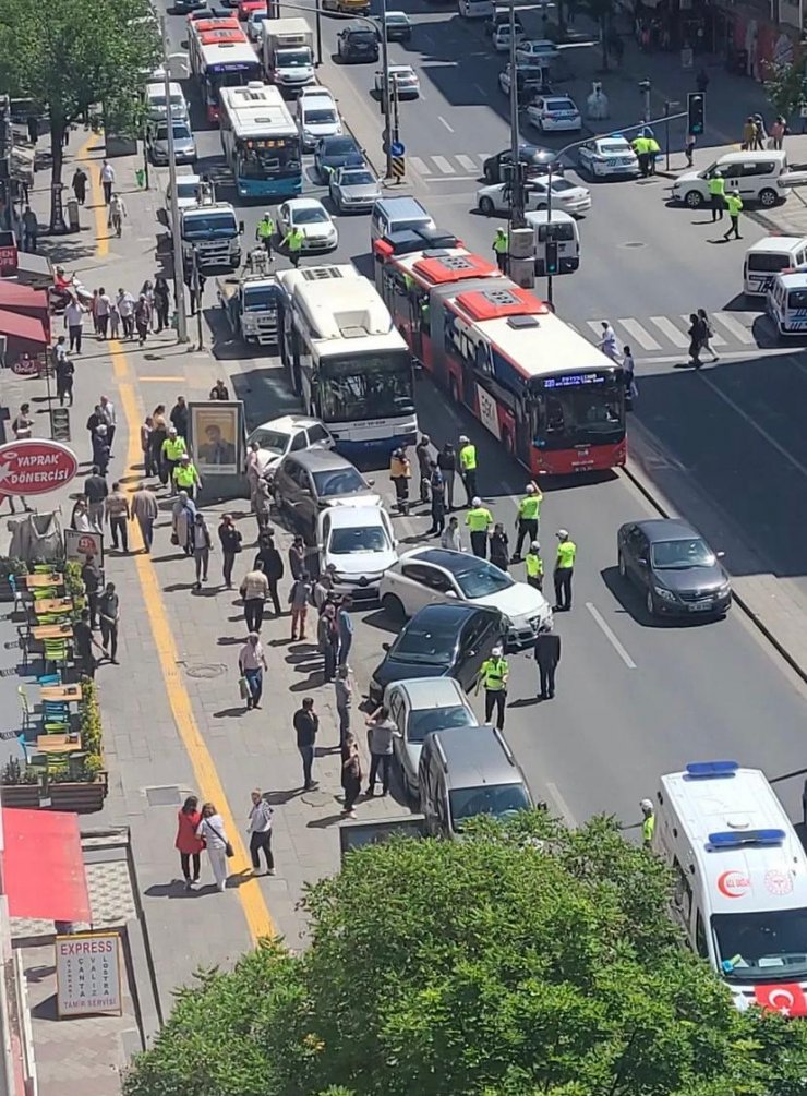 Otobüs, park halindeki otomobile çarpınca 5 araç çarpıştı: 1 yaralı