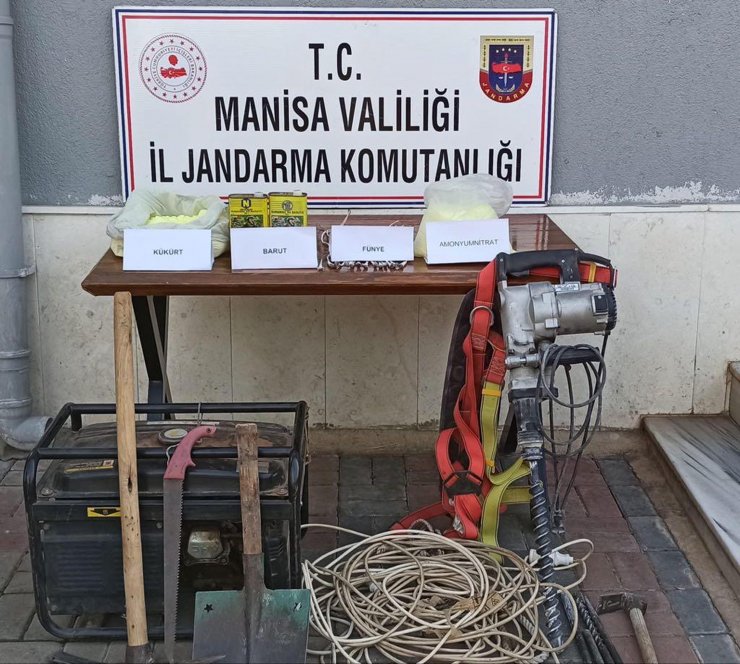 Patlayıcılarla kaçak kazı yapan 2 kişi suçüstü yakalandı