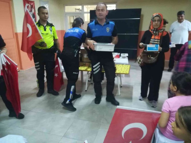 Polisten öğrencilere eğitim ve ayakkabı yardımı