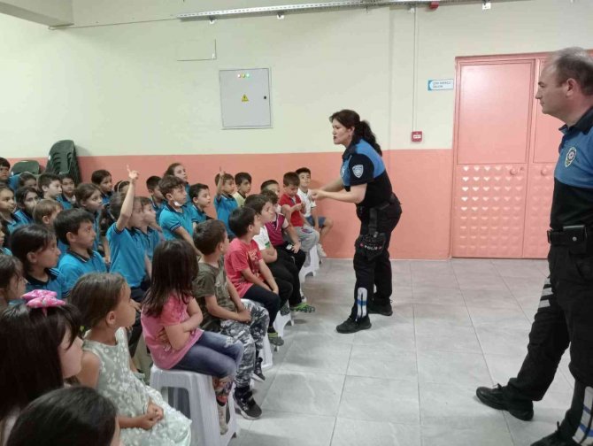 Polisten öğrencilere eğitim ve ayakkabı yardımı