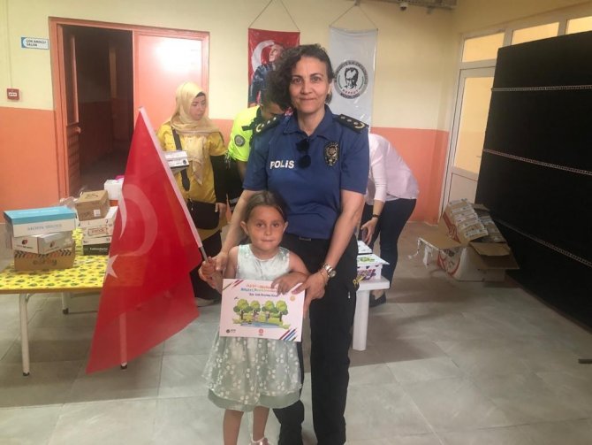 Polisten öğrencilere eğitim ve ayakkabı yardımı