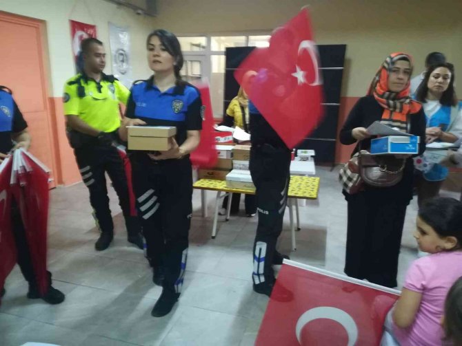 Polisten öğrencilere eğitim ve ayakkabı yardımı