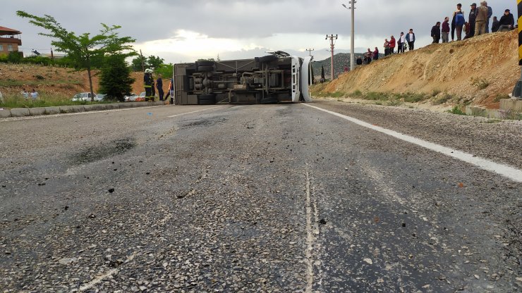 Tur midibüsü devrildi: 22 yaralı