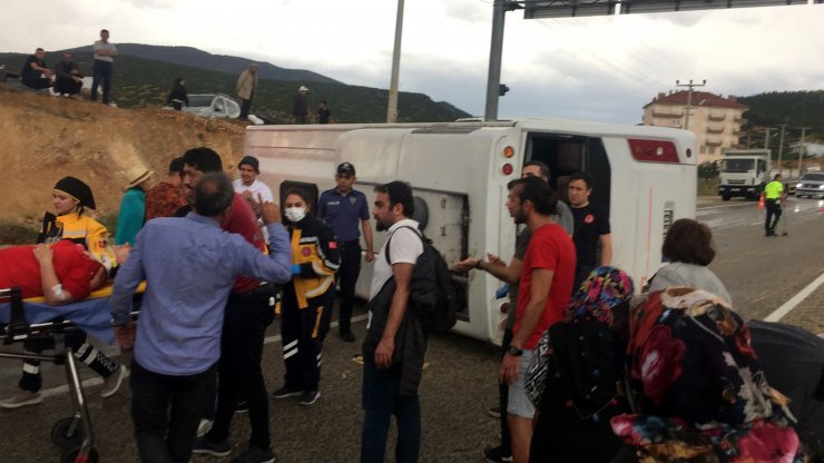 Tur midibüsü devrildi: 22 yaralı