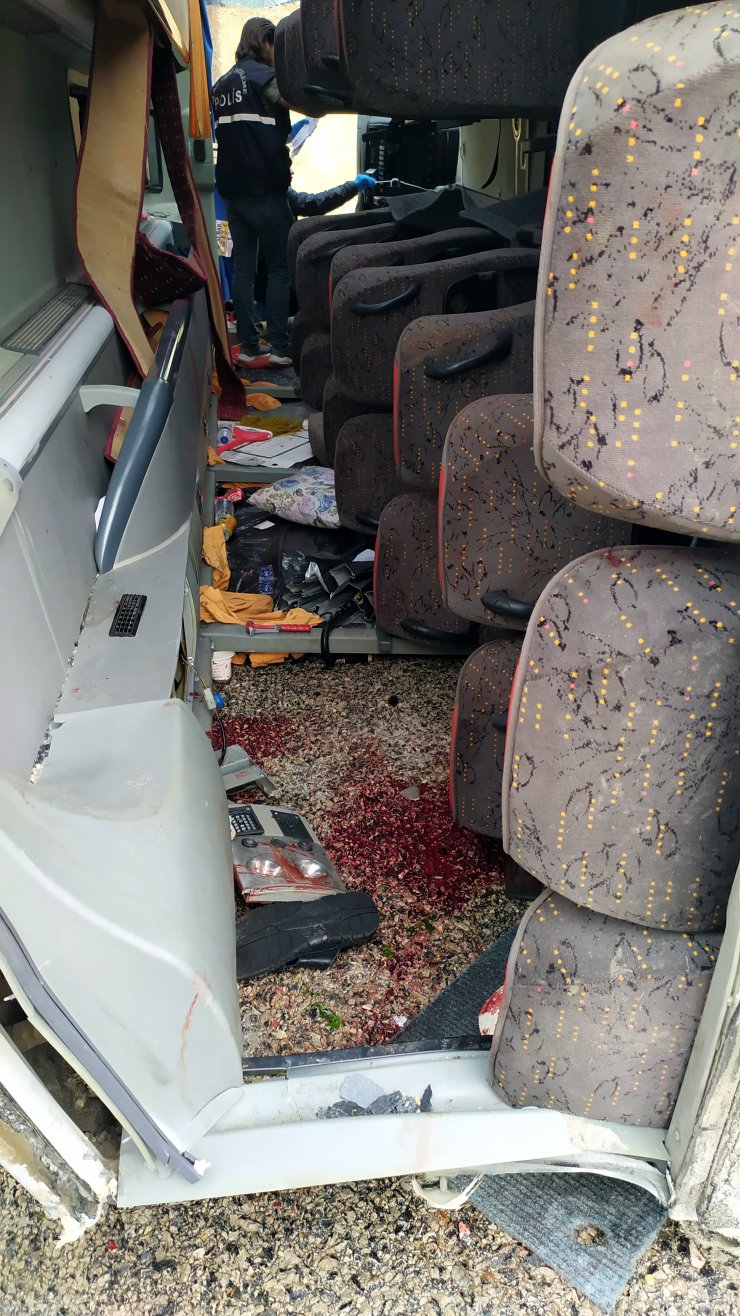 Tur midibüsü devrildi: 22 yaralı