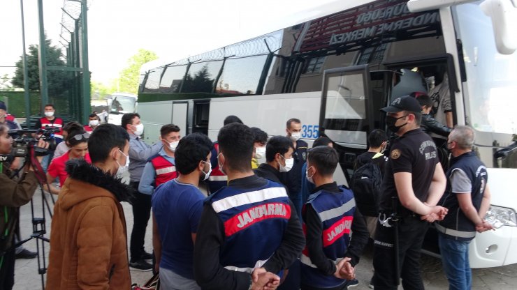 Yakalanan Afganistan uyruklu 400 göçmen sınır dışı ediliyor