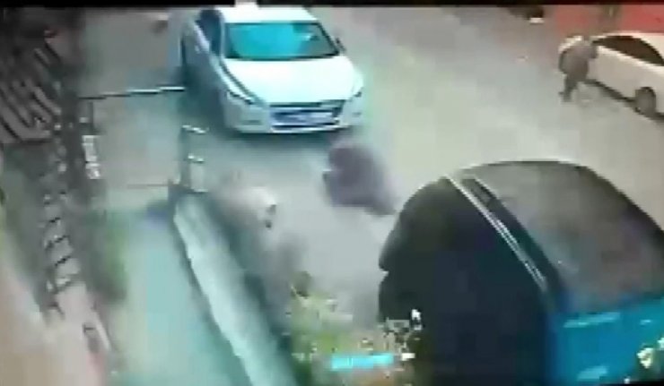 Yayaya çarpan sürücü ortalığı savaş alanına çevirdi