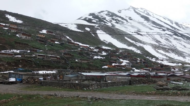 Yaylalara mayısta kar yağdı