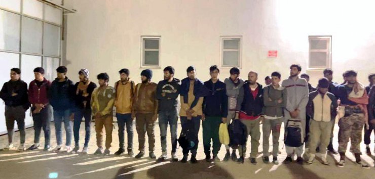 15 kişilik minibüsten 42 kaçak göçmen çıktı