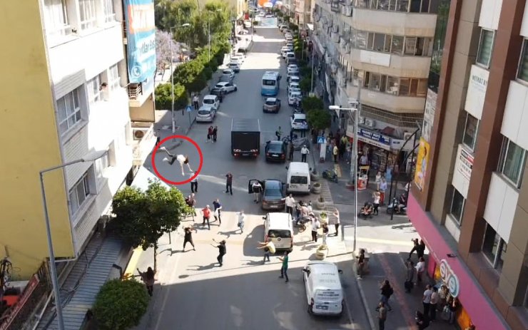 3'üncü kattan atlayan liseli Melike'yi tutamadılar; o anlar kamerada