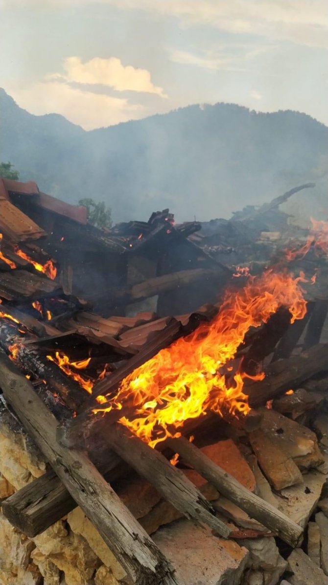 Alevlere teslim olan ev kullanılamaz hale geldi