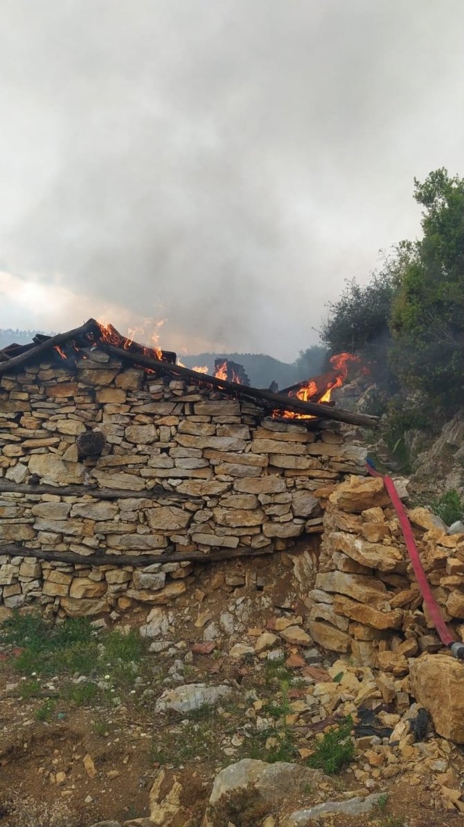 Alevlere teslim olan ev kullanılamaz hale geldi