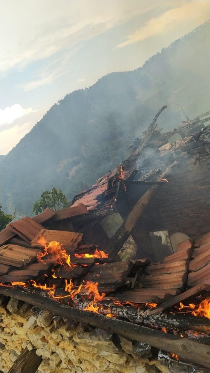 Alevlere teslim olan ev kullanılamaz hale geldi
