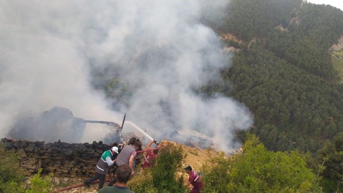 Alevlere teslim olan ev kullanılamaz hale geldi