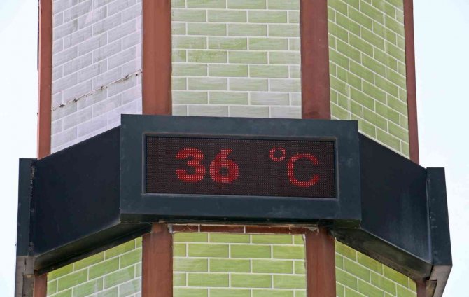 Antalya’da termometreler 36 dereceyi gösterdi, tatilciler sahillere akın etti