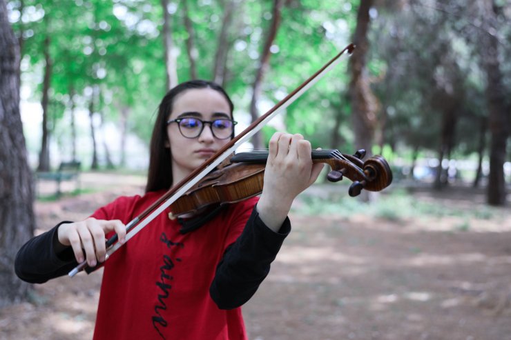 Cansu, kemanıyla 6 ayda elde ettiği 16 dereceyle Guinness'e girdi