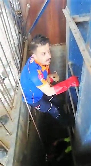 Diyarbakır'da 5 metrelik kuyuya düşen yavru tilkiyi AFAD kurtardı