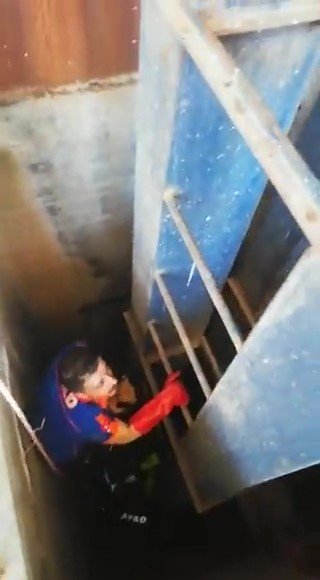 Diyarbakır'da 5 metrelik kuyuya düşen yavru tilkiyi AFAD kurtardı