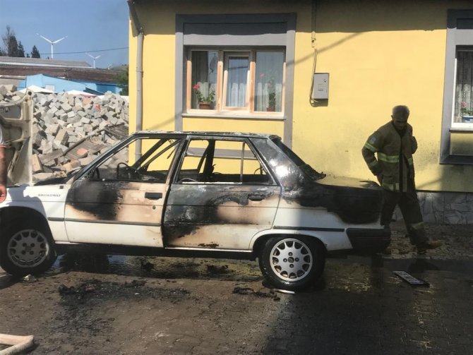 Duran araç alev aldı