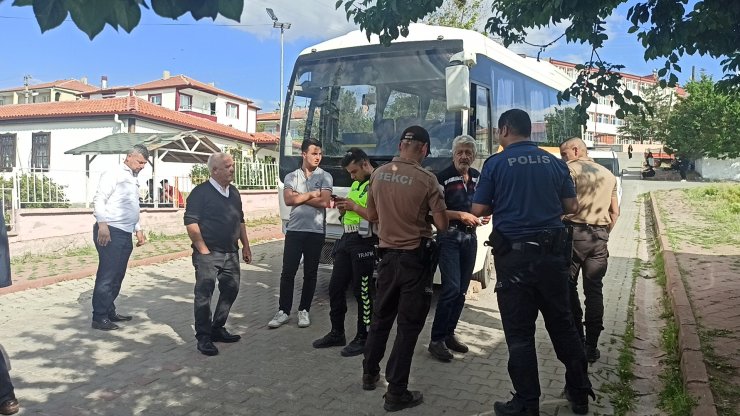 Freni boşalan okul servisi lise öğrencilerine çarptı: 4 yaralı