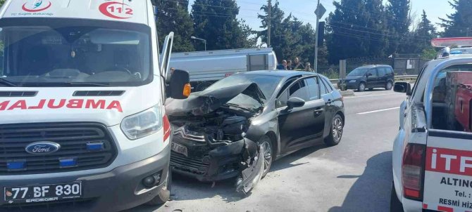 Hasta taşıyan ambulans ile otomobil çarpıştı