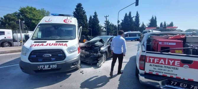 Hasta taşıyan ambulans ile otomobil çarpıştı