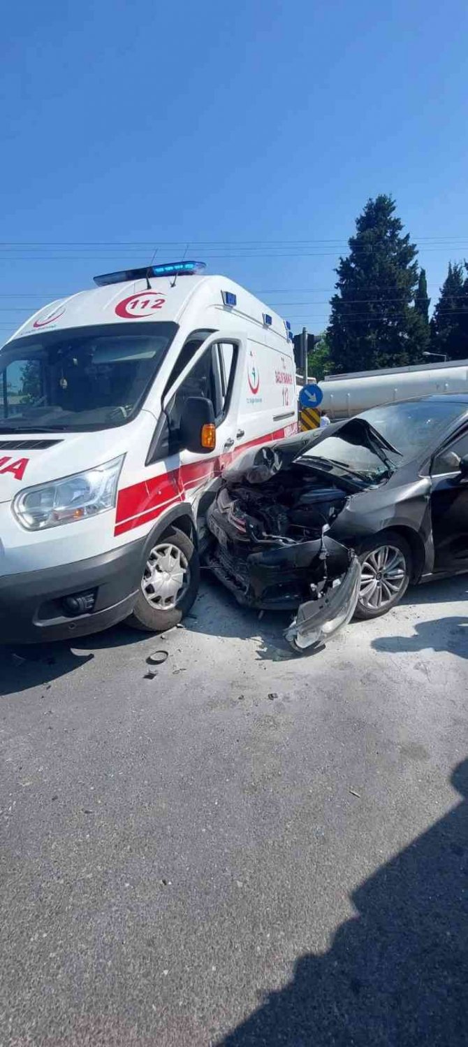 Hasta taşıyan ambulans ile otomobil çarpıştı