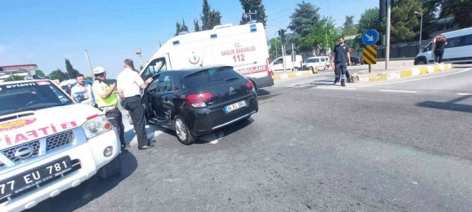 Hasta taşıyan ambulans ile otomobil çarpıştı