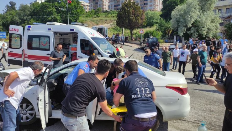 İki otomobil çarpıştı: 6 yaralı