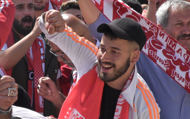 İstanbul'dan otobüslerle dönen Sivaslıların kentte kupa sevinci