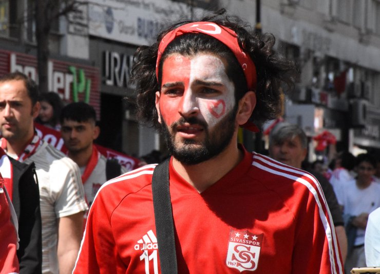 İstanbul'dan otobüslerle dönen Sivaslıların kentte kupa sevinci